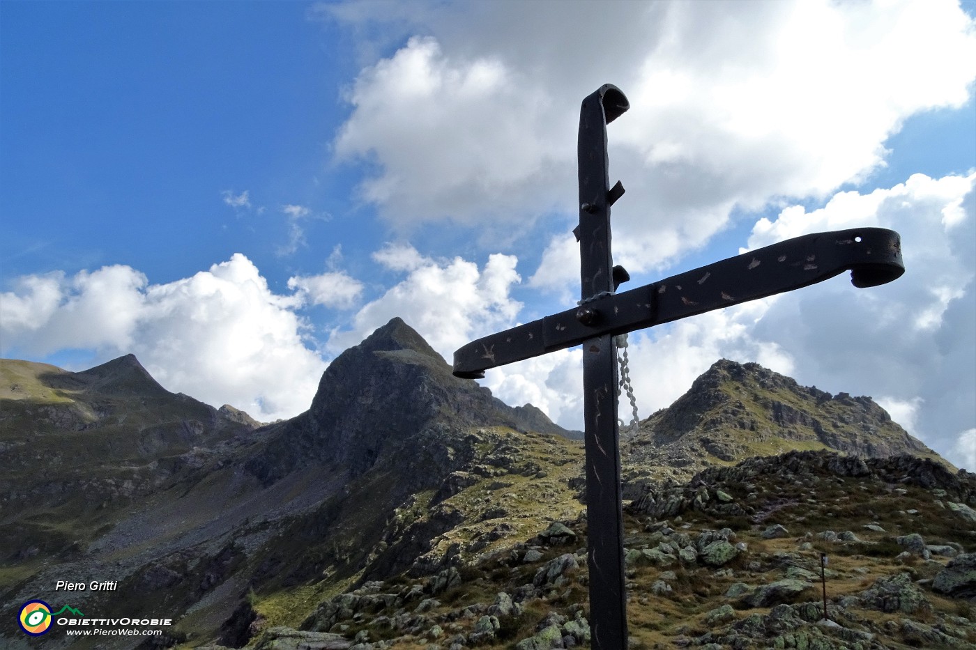 44 Dalla croce del Passo Laghi Gemelli vista in Farno, Corte, Pizzo Camilla .JPG